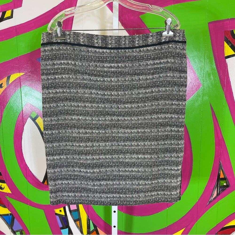 Liz Claiborne, Pencil Skirt. Size 18. Side Stripe. In excellent condition!